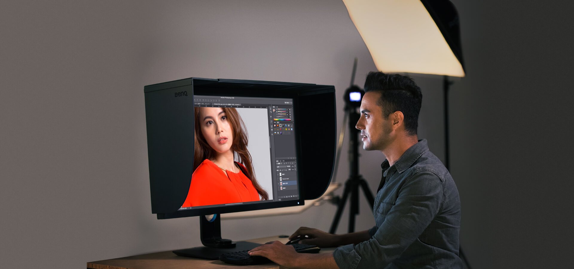 The SW2700PT includes a detachable shading hood that effectively reduces screen glare from ambient lighting, bringing top quality of color accuracy required for  professional work.