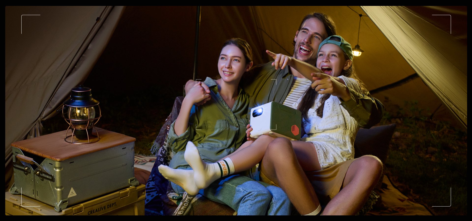 Glückliche Familie mit dem GS50 beim Camping